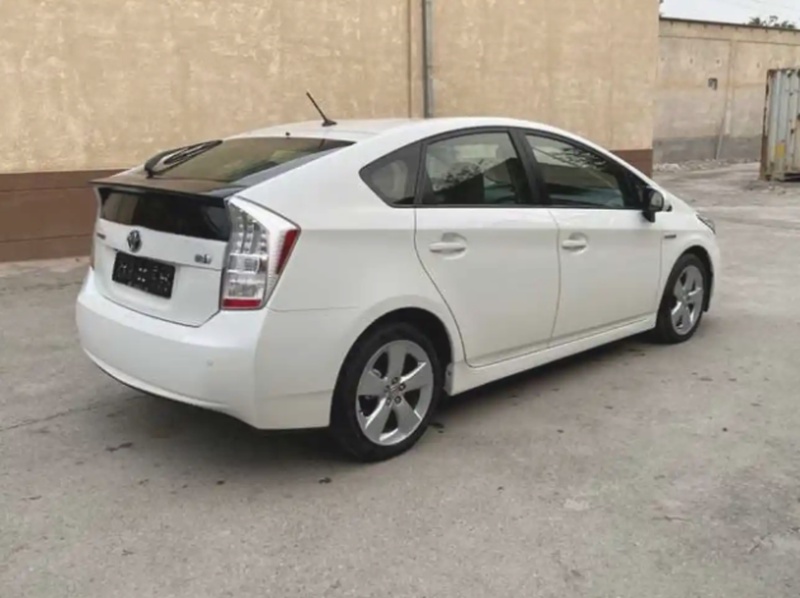 Не тонированые стекла на Toyota Prius